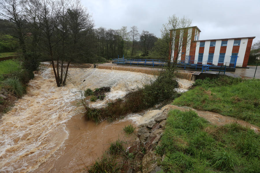 Las intensas y constantes lluvias de este domingo han ocasionado inundaciones en varios puntos del Principado, que ha activado el nivel de prealerta en fase 2