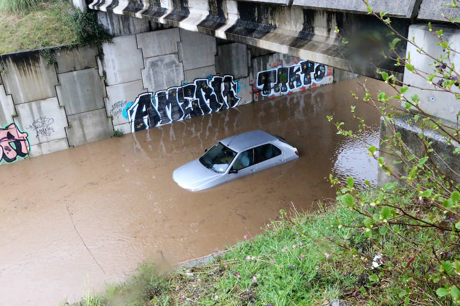 Las intensas y constantes lluvias de este domingo han ocasionado inundaciones en varios puntos del Principado, que ha activado el nivel de prealerta en fase 2