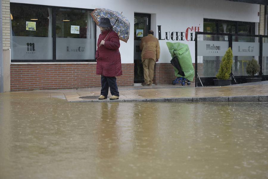 Las intensas y constantes lluvias de este domingo han ocasionado inundaciones en varios puntos del Principado, que ha activado el nivel de prealerta en fase 2