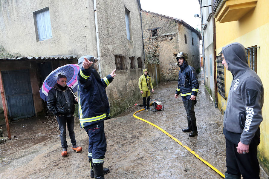 Las intensas y constantes lluvias de este domingo han ocasionado inundaciones en varios puntos del Principado, que ha activado el nivel de prealerta en fase 2