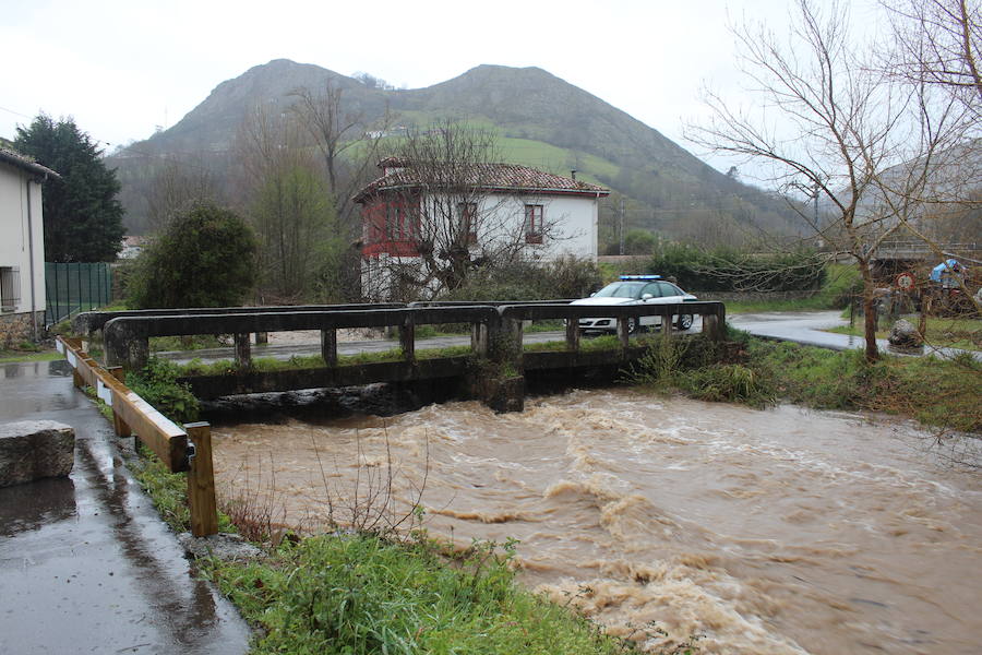 Las intensas y constantes lluvias de este domingo han ocasionado inundaciones en varios puntos del Principado, que ha activado el nivel de prealerta en fase 2