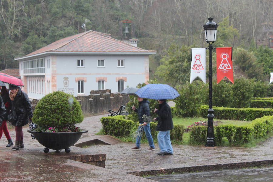 Las intensas y constantes lluvias de este domingo han ocasionado inundaciones en varios puntos del Principado, que ha activado el nivel de prealerta en fase 2