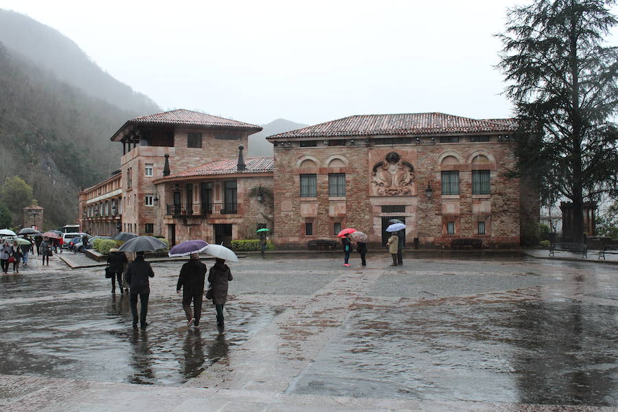 Las intensas y constantes lluvias de este domingo han ocasionado inundaciones en varios puntos del Principado, que ha activado el nivel de prealerta en fase 2