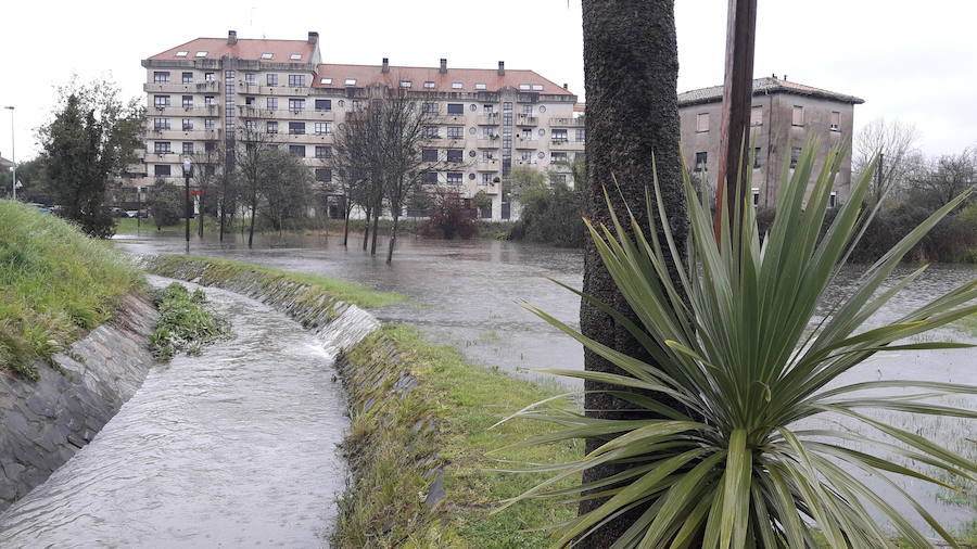 Las intensas y constantes lluvias de este domingo han ocasionado inundaciones en varios puntos del Principado, que ha activado el nivel de prealerta en fase 2