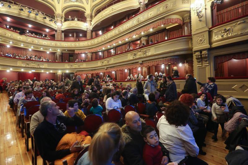 La Xana, Luz Quiles López y la Xanina, Irene Pérez Cortés, fueron elegidas en el Teatro Palacio Valdés en la tradicional gala que da inicio a las fiestas.