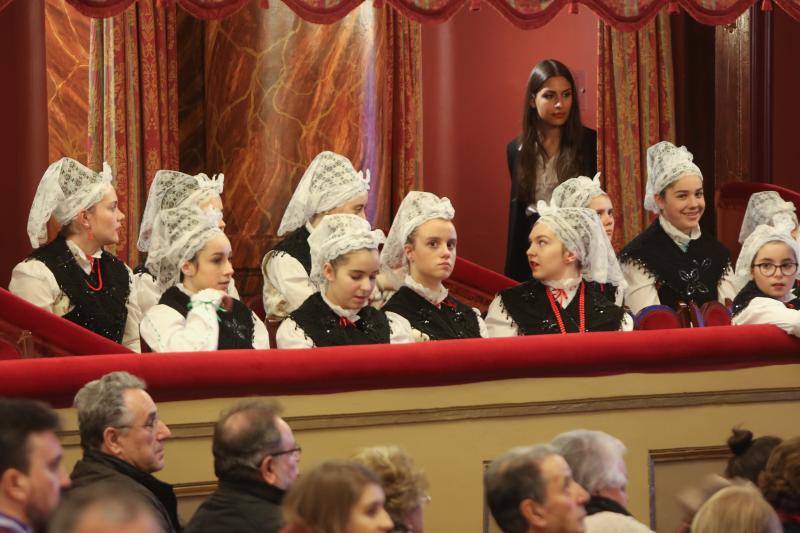 La Xana, Luz Quiles López y la Xanina, Irene Pérez Cortés, fueron elegidas en el Teatro Palacio Valdés en la tradicional gala que da inicio a las fiestas.