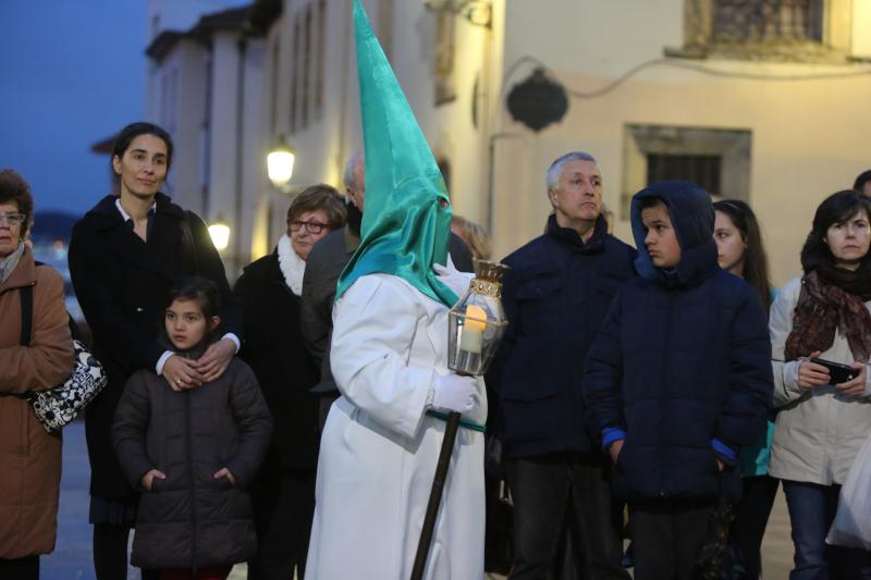 El tiempo permitió salir a la procesión de Jesús Cautivo, primera de la Semana Santa de Avilés de este año, que recorrió el casco histórico