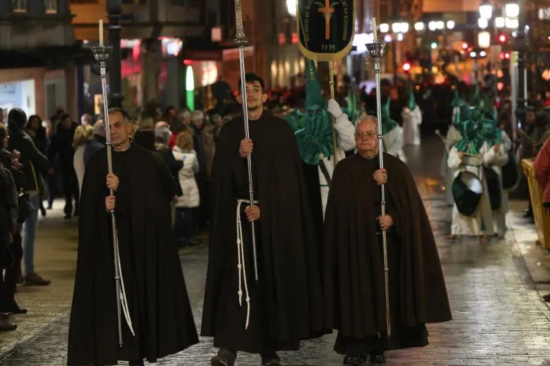 El tiempo permitió salir a la procesión de Jesús Cautivo, primera de la Semana Santa de Avilés de este año, que recorrió el casco histórico