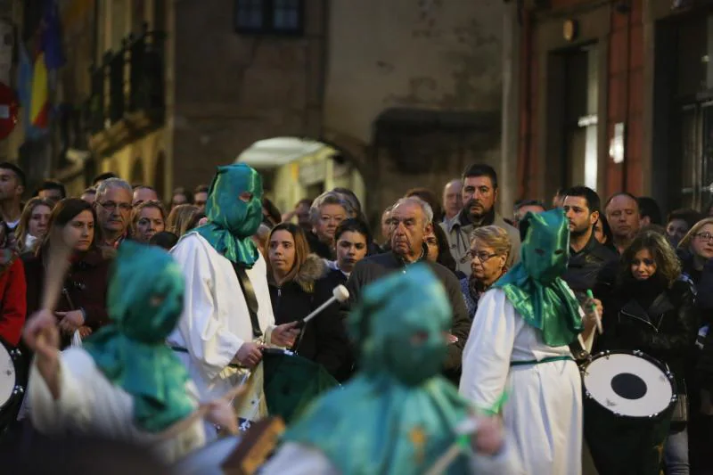 El tiempo permitió salir a la procesión de Jesús Cautivo, primera de la Semana Santa de Avilés de este año, que recorrió el casco histórico