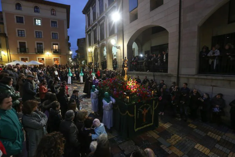 El tiempo permitió salir a la procesión de Jesús Cautivo, primera de la Semana Santa de Avilés de este año, que recorrió el casco histórico