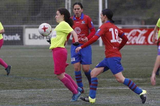 Sara, del Sporting, controla el balón ante Mayra y Zara, del Gijón, en el partido disputado ayer en los Campos de la Federación. 