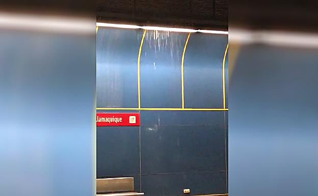 Imagen del agua caída sobre uno de los andenes de la estación.