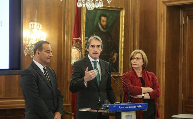El consejero de Infraestructuras, el ministro de Fomento y la alcaldesa, en la última presentación en Avilés. 