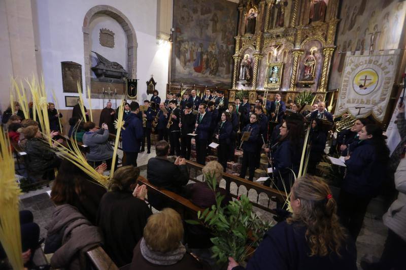 Las intensas lluvias han obligado a suspender las procesiones del Domingo de Ramos en casi todas las localidades de Asturias. Las bendiciones de los ramos se han celebrado en el interior de los templos. 