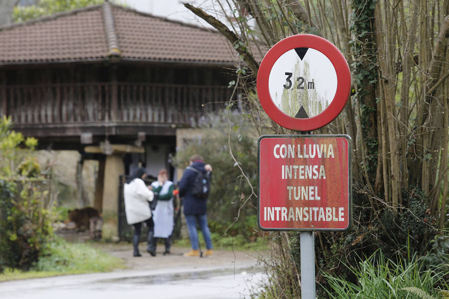 El barrio gijonés fue uno de los más afetados por las intensas lluvias caídas el domingo. Los vecinos piden que se limpie el río Pinzales para evitar que se vuelvan a repetir situaciones así