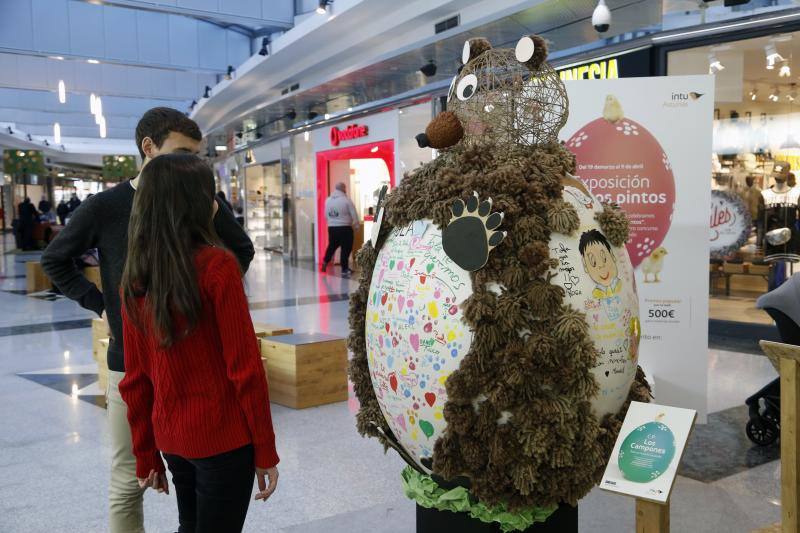 Hasta el próximo 4 de abril permanecen expuestos, en el Bulevar de los Manzanos del centro comercial de Siero, un total de 12 güevos pintos gigantes