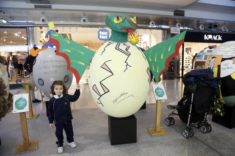 Hasta el próximo 4 de abril permanecen expuestos, en el Bulevar de los Manzanos del centro comercial de Siero, un total de 12 güevos pintos gigantes