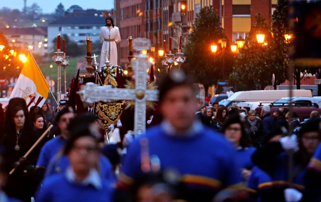 Cofrades y fieles procesionaron con la imagen por las calles de la capital asturiana