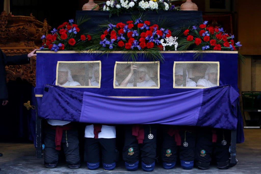 Cofrades y fieles procesionaron con la imagen por las calles de la capital asturiana