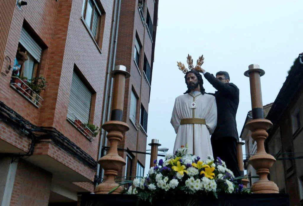 Cofrades y fieles procesionaron con la imagen por las calles de la capital asturiana