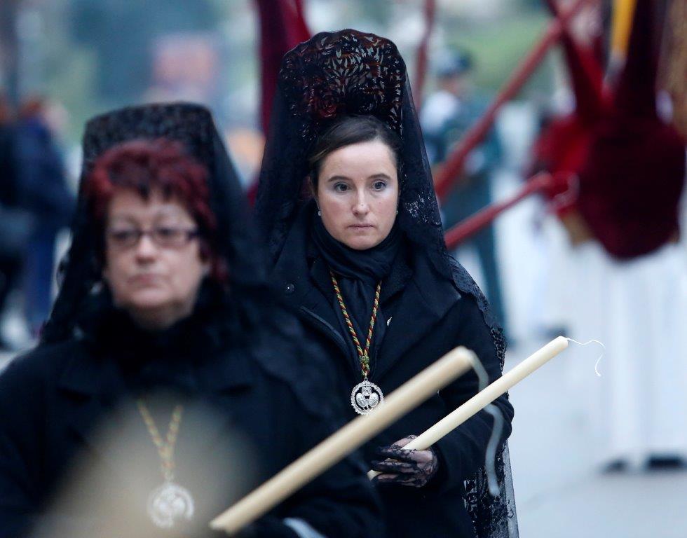 Cofrades y fieles procesionaron con la imagen por las calles de la capital asturiana