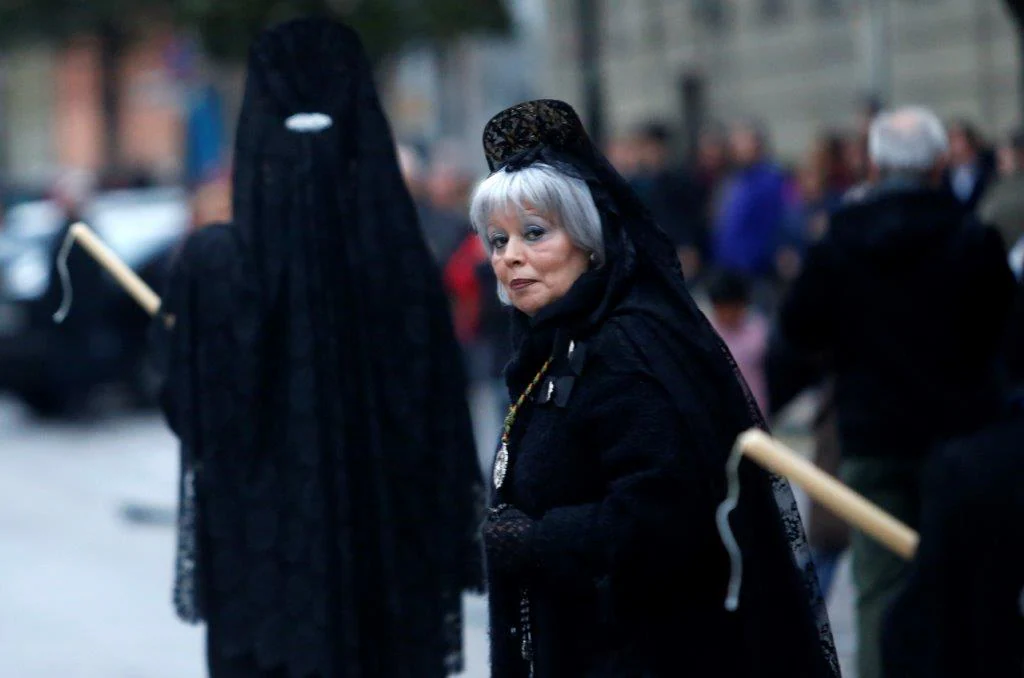 Cofrades y fieles procesionaron con la imagen por las calles de la capital asturiana