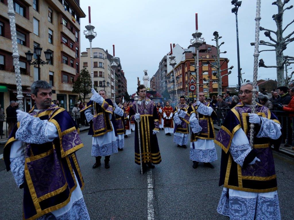 Cofrades y fieles procesionaron con la imagen por las calles de la capital asturiana