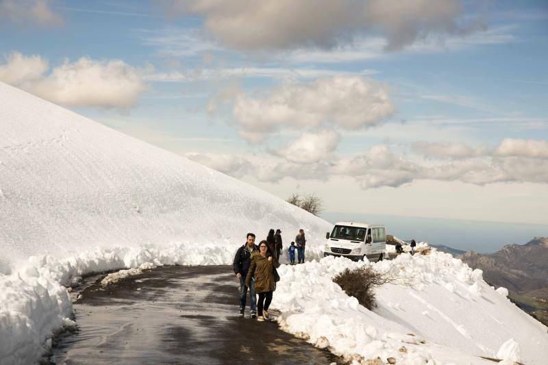 Fotos: El buen tiempo llena las calles de Asturias