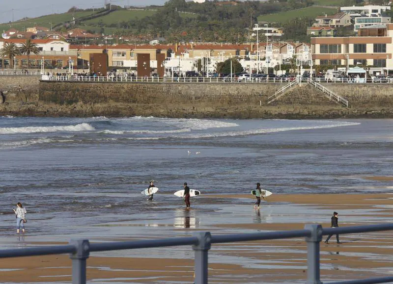 Fotos: El buen tiempo llena las calles de Asturias