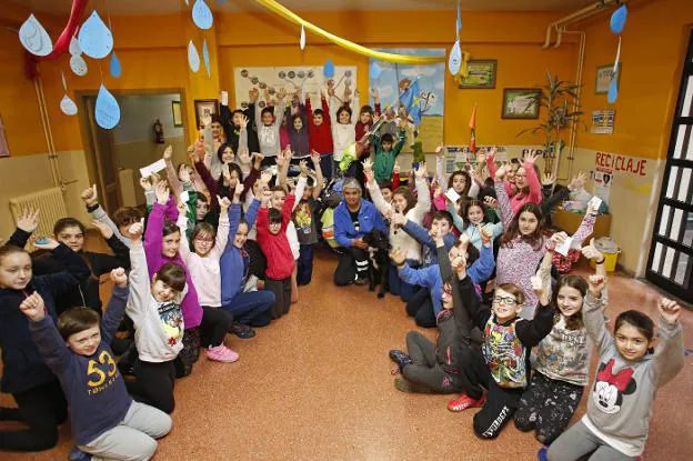 Hutchinson, en el centro, rodeado de los alumnos de cuarto de Primaria del Miguel de Cervantes. 