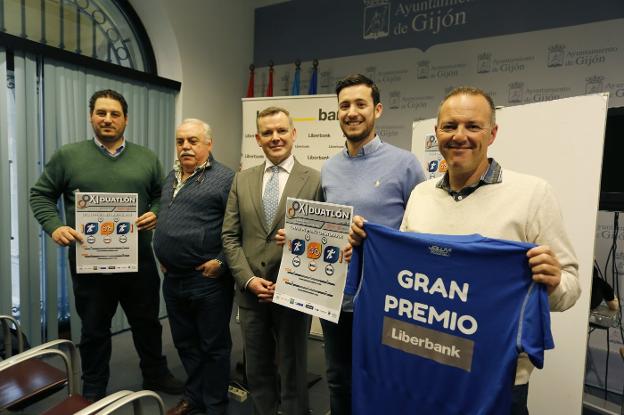 Eduardo Gafo, Chema Fernández, Javier Noval, Pablo Blanco y Ángel Fernández, ayer en la presentacion. :: PALOMA UCHA