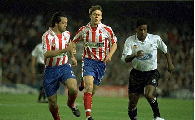 Iván Iglesias y Lediakhov tratan de frenar al valencianista Mazinho en mayo de 1996.