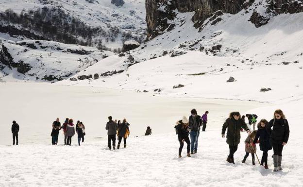 El buen tiempo llena las estaciones de esquí y anima a los turistas antes de un nuevo frente