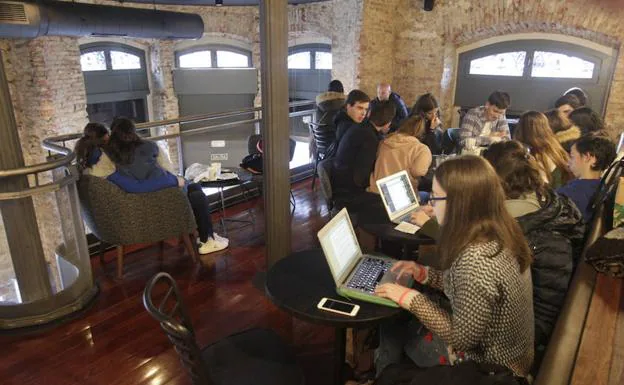 Imagen principal - Horas de cola en Oviedo por un café del Starbucks