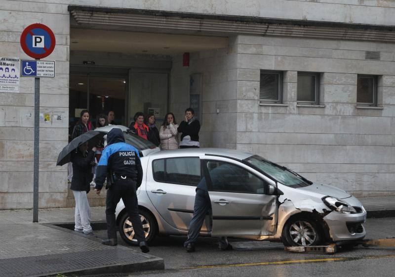 El accidente tuvo lugar en la calle Les Cigarreres y uno de los vehículos se subió a la acera estrellándose junto a un portal, aunque no hay que lamentar heridos.