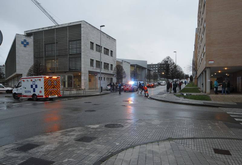 El accidente tuvo lugar en la calle Les Cigarreres y uno de los vehículos se subió a la acera estrellándose junto a un portal, aunque no hay que lamentar heridos.
