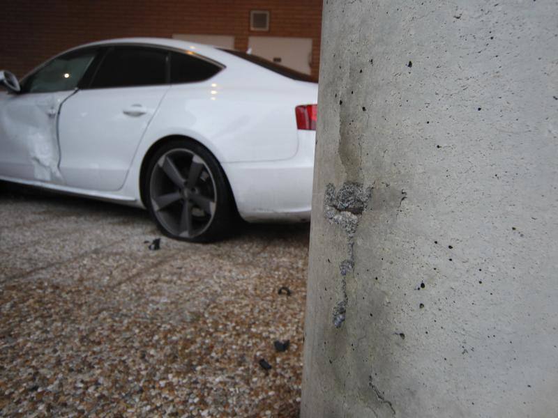 El accidente tuvo lugar en la calle Les Cigarreres y uno de los vehículos se subió a la acera estrellándose junto a un portal, aunque no hay que lamentar heridos.