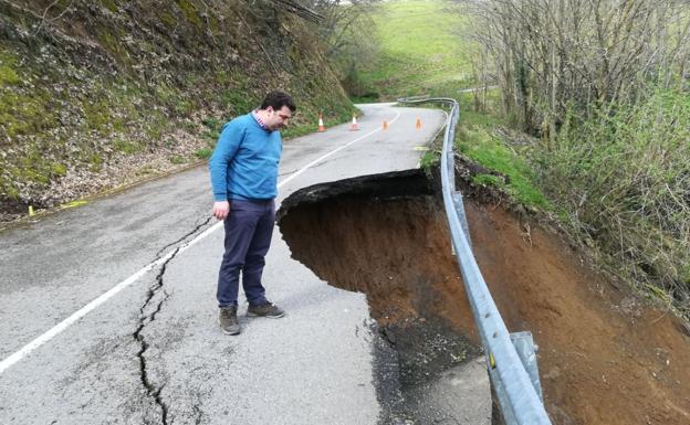 Un desprendimiento de tierra destroza la carretera que une Pravia y Salas