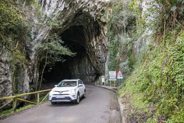 Un vehículo sale de la Cuevona que da acceso a la localidad riosellana de Cuevas del Agua. 