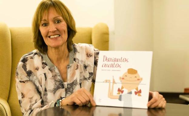 Henar Ortiz, tía de la reina Letizia, presenta en el parador de Cangas de Onís su libro 'Diminutos cuentos' en junio de 2016.