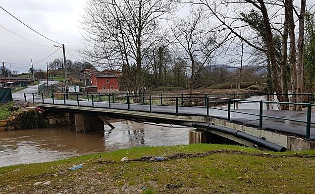 Siero cierra al tráfico el puente de Granda tras perder el pilar central por las riadas