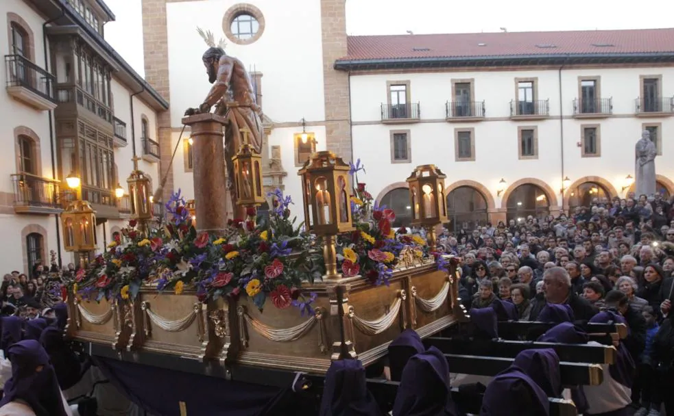  Salida. El Santo Cristo Flagelado, honrado con flores rojas, amarillas y moradas, además de hojas verdes, fue el primero en abandonar la iglesia de Santa María la Real de La Corte.