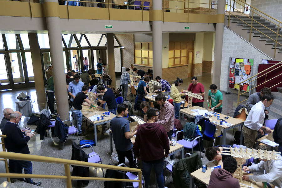 Diez grupos de alumnos tuvieron que construir su grúa con 300 palillos de médico, seis barras de silicona para unirlos, y una lámina de madera destinada a actuar como base. El equipo ‘Los Panoyus’ resultó ganador tras soportar su estructura una carga de 24,1 kilos. 