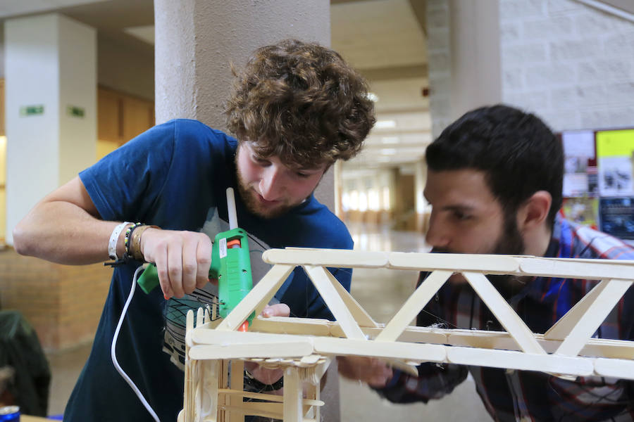 Diez grupos de alumnos tuvieron que construir su grúa con 300 palillos de médico, seis barras de silicona para unirlos, y una lámina de madera destinada a actuar como base. El equipo ‘Los Panoyus’ resultó ganador tras soportar su estructura una carga de 24,1 kilos. 