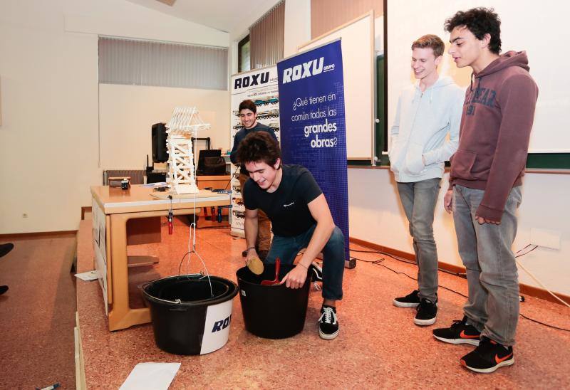 Diez grupos de alumnos tuvieron que construir su grúa con 300 palillos de médico, seis barras de silicona para unirlos, y una lámina de madera destinada a actuar como base. El equipo ‘Los Panoyus’ resultó ganador tras soportar su estructura una carga de 24,1 kilos. 