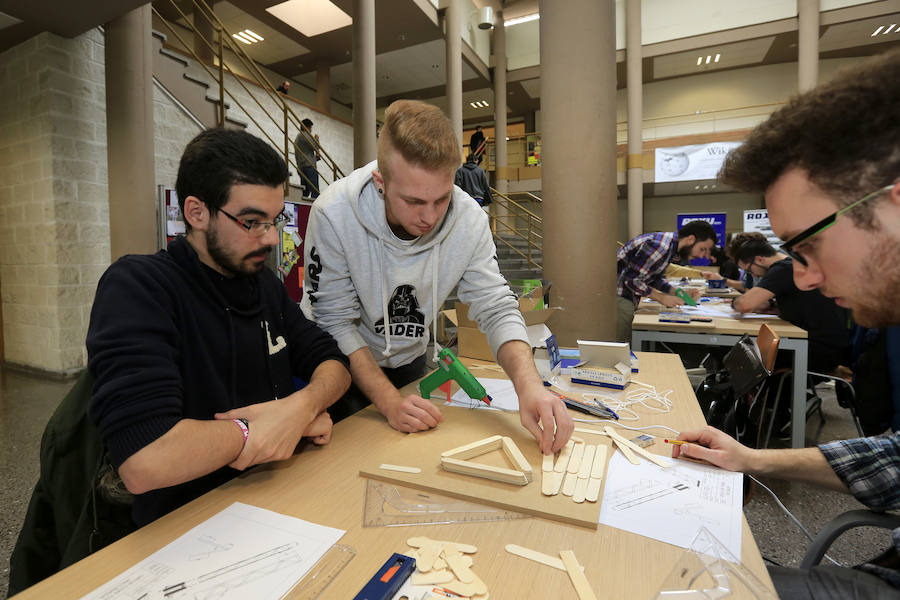 Diez grupos de alumnos tuvieron que construir su grúa con 300 palillos de médico, seis barras de silicona para unirlos, y una lámina de madera destinada a actuar como base. El equipo ‘Los Panoyus’ resultó ganador tras soportar su estructura una carga de 24,1 kilos. 