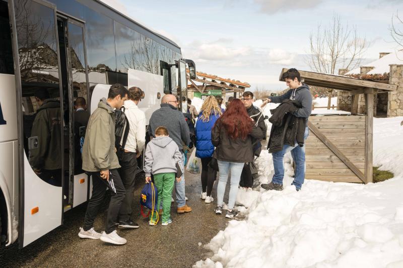 La preciosa estampa que ofrece estos días el paraje protegido atrae a multitud de turistas y provoca colas