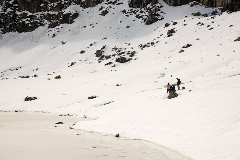 La preciosa estampa que ofrece estos días el paraje protegido atrae a multitud de turistas y provoca colas