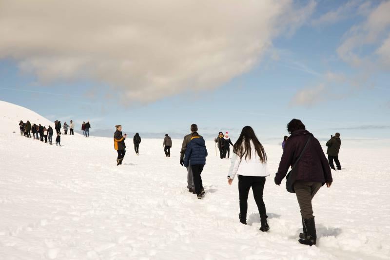 La preciosa estampa que ofrece estos días el paraje protegido atrae a multitud de turistas y provoca colas