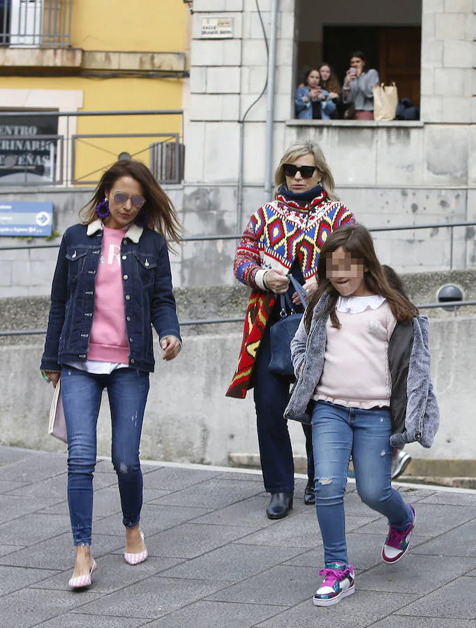 La actriz Paula Echevarría disfruta de unos días de descanso en su concejo natal de Candás. Junto a su hija, Daniella, su madre y algunos amigos ha paseado por la villa. 